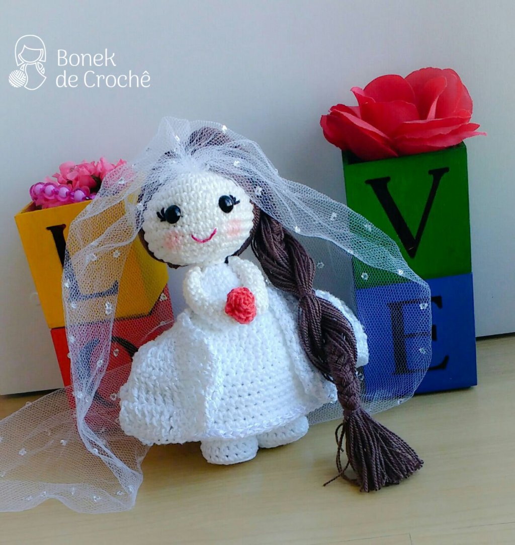 Costurando o cabelo na bonequinha de&nbsp;crochê