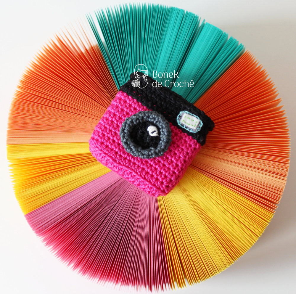 Chaveiro mini câmera&nbsp;#BonekdeCrochê