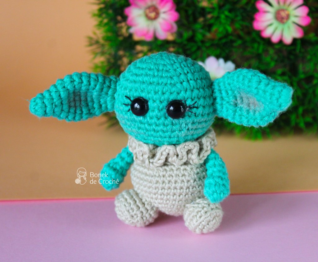 Small alien master, baby yoda miniature action figure from starwars universal. If you are or your friend is a star wars fan, then this toy is the best gift for you, him or her!