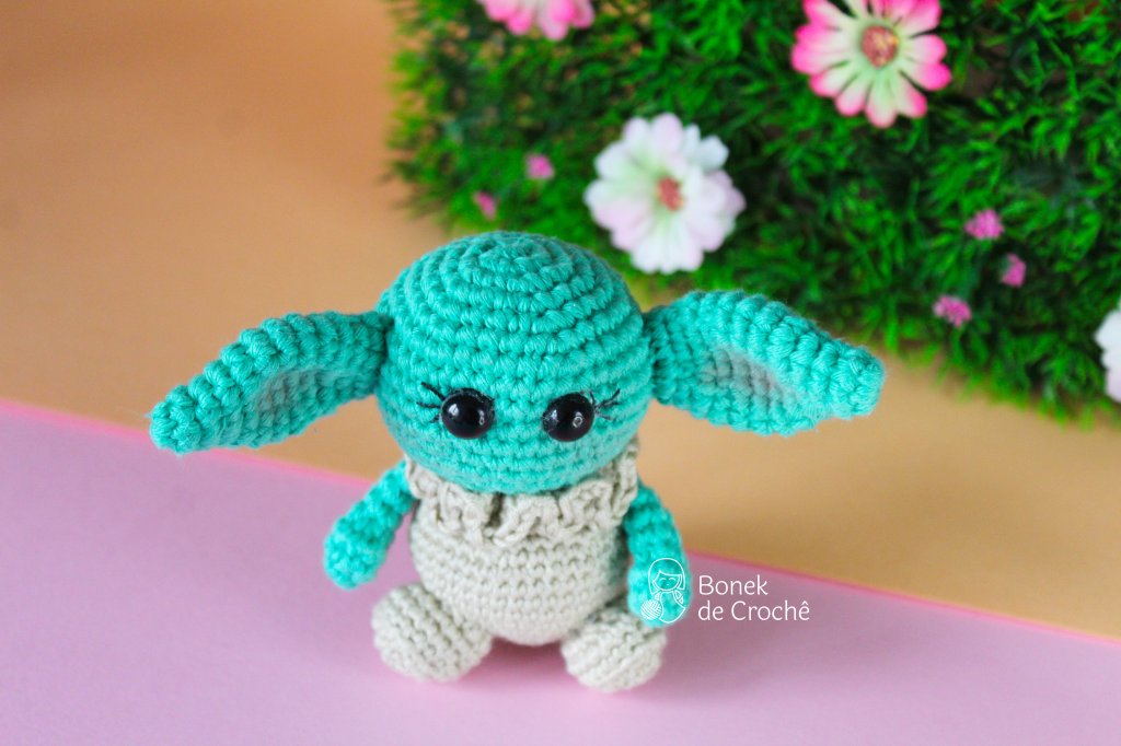 Small alien master, baby yoda miniature action figure from starwars universal. If you are or your friend is a star wars fan, then this toy is the best gift for you, him or her!