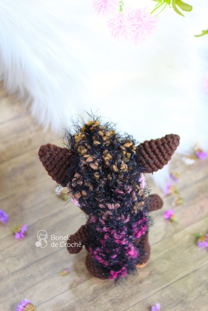 Pony always says that adventures should be lived together with friends. That's why this smart little horse is looking for new adventures companions.