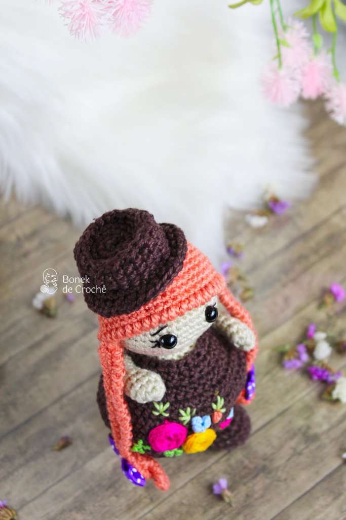 Annya is a beautiful little doll who lives in a house surrounded by flowers in the forest. She felt very alone and now she is looking for new friends, to live many adventures together.