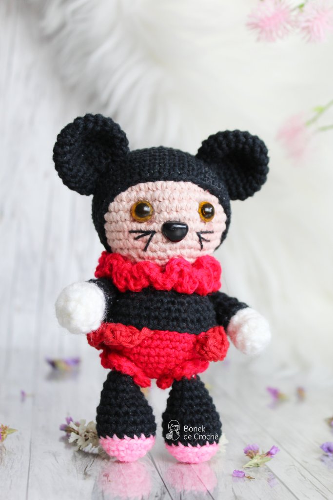 This is Jolie Beauty a cute and smart doll. A charming gift for a special person in your life. The mouse is a wonderful gift for your friends.